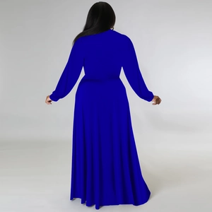 Vista posteriore di un abito lungo blu reale a maniche lunghe con silhouette a trapezio