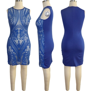 Detail der blauen Paillettenstickerei und Netzstoff am ärmellosen Bodycon-Kleid