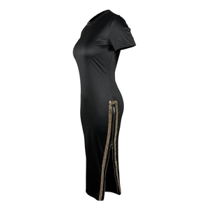Détail d'une robe noire ajustée avec fermeture éclair latérale et strass scintillants