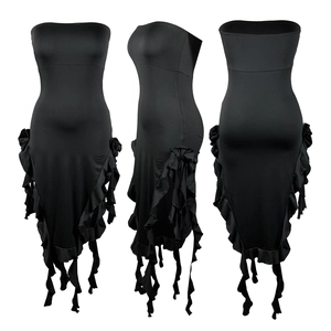 Détail de robe bustier noire avec bordures à volants et ourlet asymétrique chic