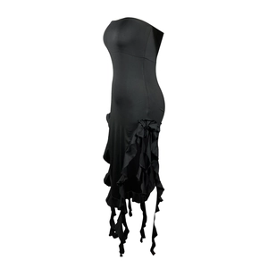 Vue détaillée des volants latéraux et du décolleté bustier élastique de la robe noire