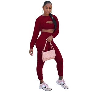 Set tre pezzi bordeaux in maglia a coste con cardigan corto e pantaloni sportivi