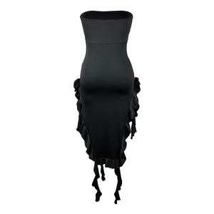 Détail d'une robe bustier noire moulante avec fentes latérales à volants et tissu élastique