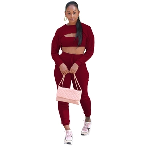 Dettaglio completo set 3 pezzi in maglia a coste bordeaux con crop top e pantaloni