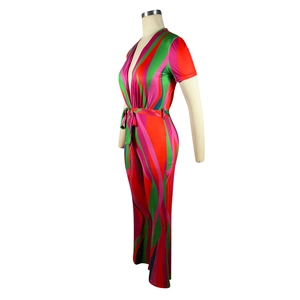 Détail d'une combinaison col en V avec rayures abstraites colorées et ceinture assortie