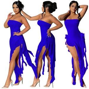 Détail de la robe bustier bleu roi avec fente latérale et bordure à volants