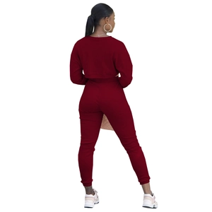 Vista posteriore del set tre pezzi bordeaux a coste con maniche lunghe e pantaloni