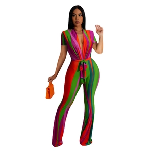 Combishort femme à col en V et manches courtes avec ceinture à rayures multicolores