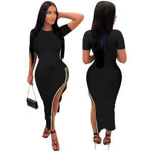 Robe longue moulante noire à manches courtes avec fermeture éclair latérale dorée
