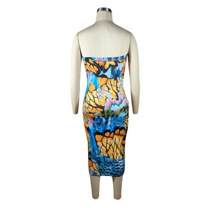 Detailansicht rückenfreies Schlauchkleid mit buntem Schmetterlingsflügel-Digitaldruck