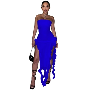 Détail de la robe bustier bleu roi avec fente haute et finitions à volants fluides