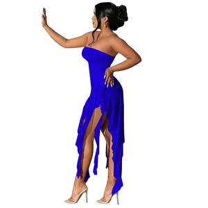 Détail de la robe bustier bleu roi avec fente latérale et ornements floraux à la main