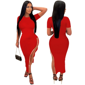 Robe longue rouge moulante avec col rond, manches courtes et fermeture éclair latérale
