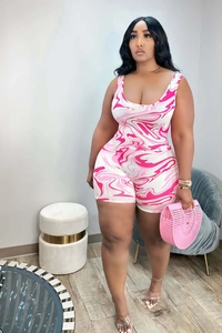 Nahaufnahme der rosa-weißen Marmor-Drucktextur auf einem ärmellosen kurzen Jumpsuit