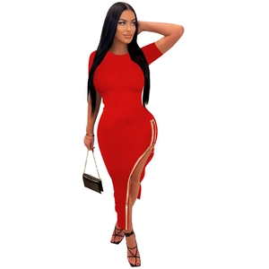 Robe midi rouge ajustée avec fente latérale haute et détail de fermeture éclair dorée