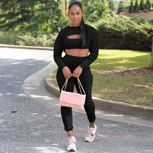 Completo sportivo da donna 3 pezzi in maglia a coste nera con crop top e pantaloni