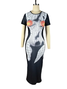 Detail eines figurbetonten Maxikleides mit anatomischem 3D-Torso-Druck auf schwarzem Stoff