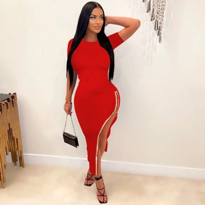 Détail de robe rouge moulante avec fente à glissière latérale et strass brillants