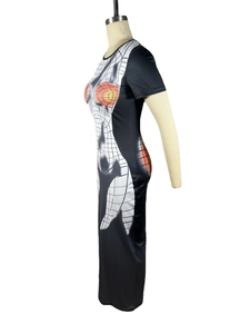 Detail des digitalen Spinnennetz-Drucks und des schmalen Schnitts am schwarzen Maxikleid