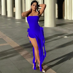 Détail de robe bustier bleu roi avec fente latérale, ourlet à volants et fleurs décoratives