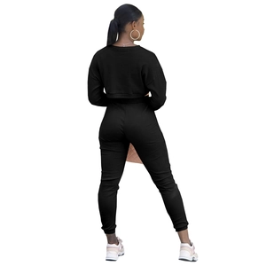 Dettaglio del retro del set con top a maniche lunghe e leggings in maglia a costine nera