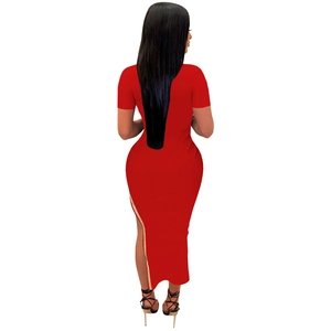 Vue arrière d'une robe longue moulante rouge avec fente latérale et zip doré