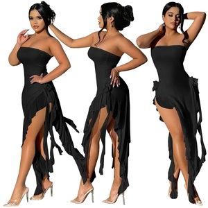 Détail de la robe bustier noire avec fentes latérales volantées et ourlet asymétrique