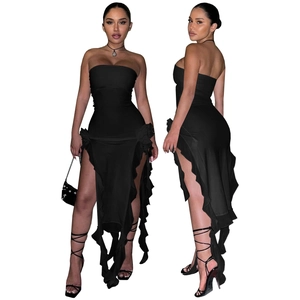 Détail de robe noire bustier avec ourlet à volants asymétriques et fentes latérales