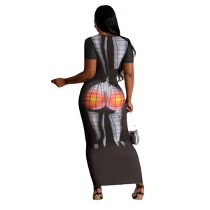 Enges schwarzes Maxikleid mit lebhaftem Thermo-Digitaldruck auf dem Rücken und kurzen Ärmeln