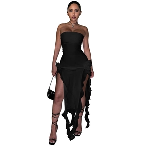 Détail de la fente latérale haute et des volants sur la robe bustier noire moulante à fleurs