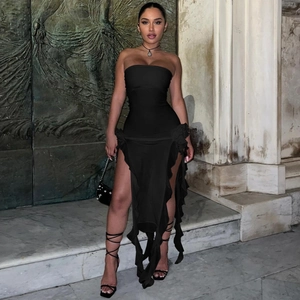 Détail de la fente latérale et de l'ourlet à volants sur robe bustier noire longue