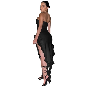 Détail de la robe bustier noire avec ourlet asymétrique à volants et fentes latérales