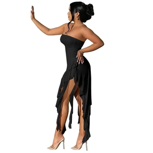 Détail d'une robe bustier noire avec fentes latérales volantées et ourlet asymétrique