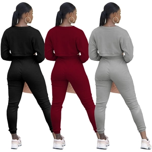 Completo 3 pezzi in maglia a coste con top corto a maniche lunghe e leggings a vita alta