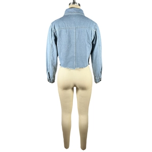Vue arrière d'une veste en jean bleu clair avec ourlet brut et coutures verticales