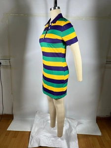 Vue détaillée du col polo à rayures colorées et de l'encolure boutonnée sur la robe