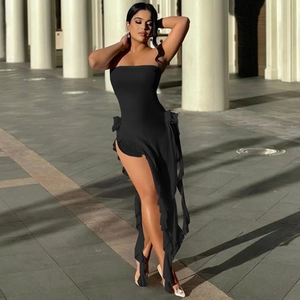 Détail du volant et de la fente latérale sur cette robe bustier noire élégante
