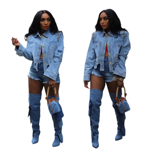 Ensemble veste en jean bleu clair femme avec boutons dorés, short déchiré et bottes hautes