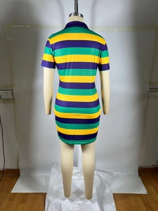 Vue arrière d'une robe polo courte ajustée avec des rayures jaunes, vertes et mauves