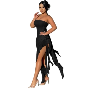 Détail de la fente latérale et de l'ourlet volanté avec fleur 3D sur robe noire