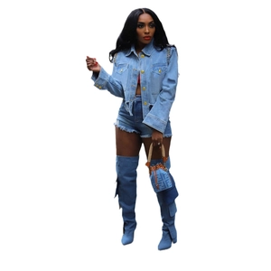 Veste en jean bleu clair pour femme avec clous et ensemble de shorts en jean assortis