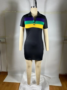 Détail d'une robe polo noire moulante avec des rayures violettes et vertes sur la poitrine