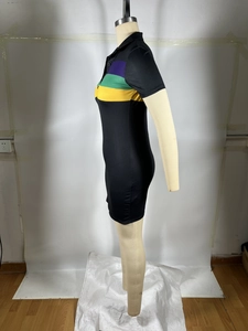Détail d'une robe polo noire ajustée avec des rayures violettes, vertes et jaunes vives