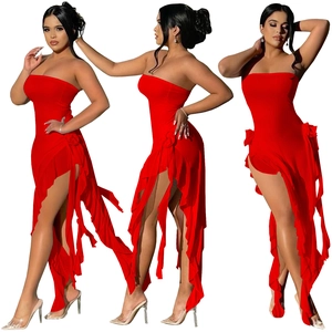 Détail de robe bustier rouge avec fentes latérales volantées et décor fleuri