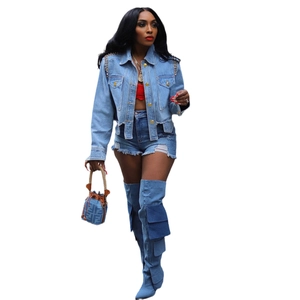 Ensemble veste en jean et short usé avec clous sur l'épaule et bottes cargo assorties