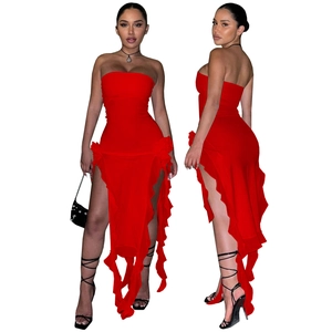 Détail de la robe tube rouge avec ourlets asymétriques à volants et fentes latérales