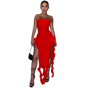 Détail de robe longue rouge bustier avec fente latérale et ourlet à volants design