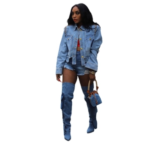 Ensemble denim 3 pièces femme avec veste, short et bottes en bleu clair délavé