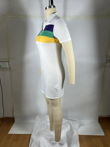 Détail d'une robe polo blanche avec rayures tricolores vue de profil sur mannequin