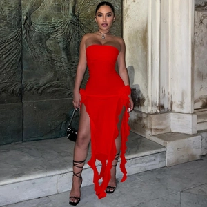 Détail de la robe bustier rouge avec volants et fentes latérales hautes